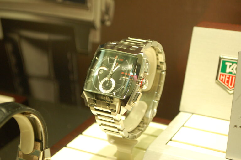 The Monaco LS features a dial that closely resembles the 360 LS, however it is powered by the more conventional calibre 12