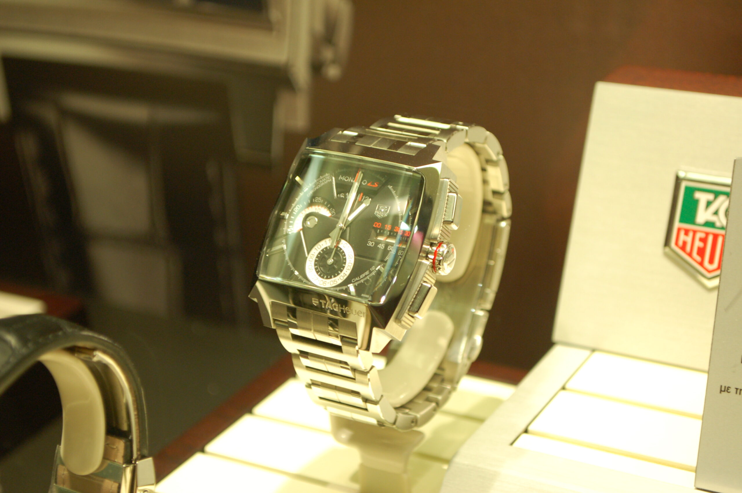 The Monaco LS features a dial that closely resembles the 360 LS, however it is powered by the more conventional calibre 12